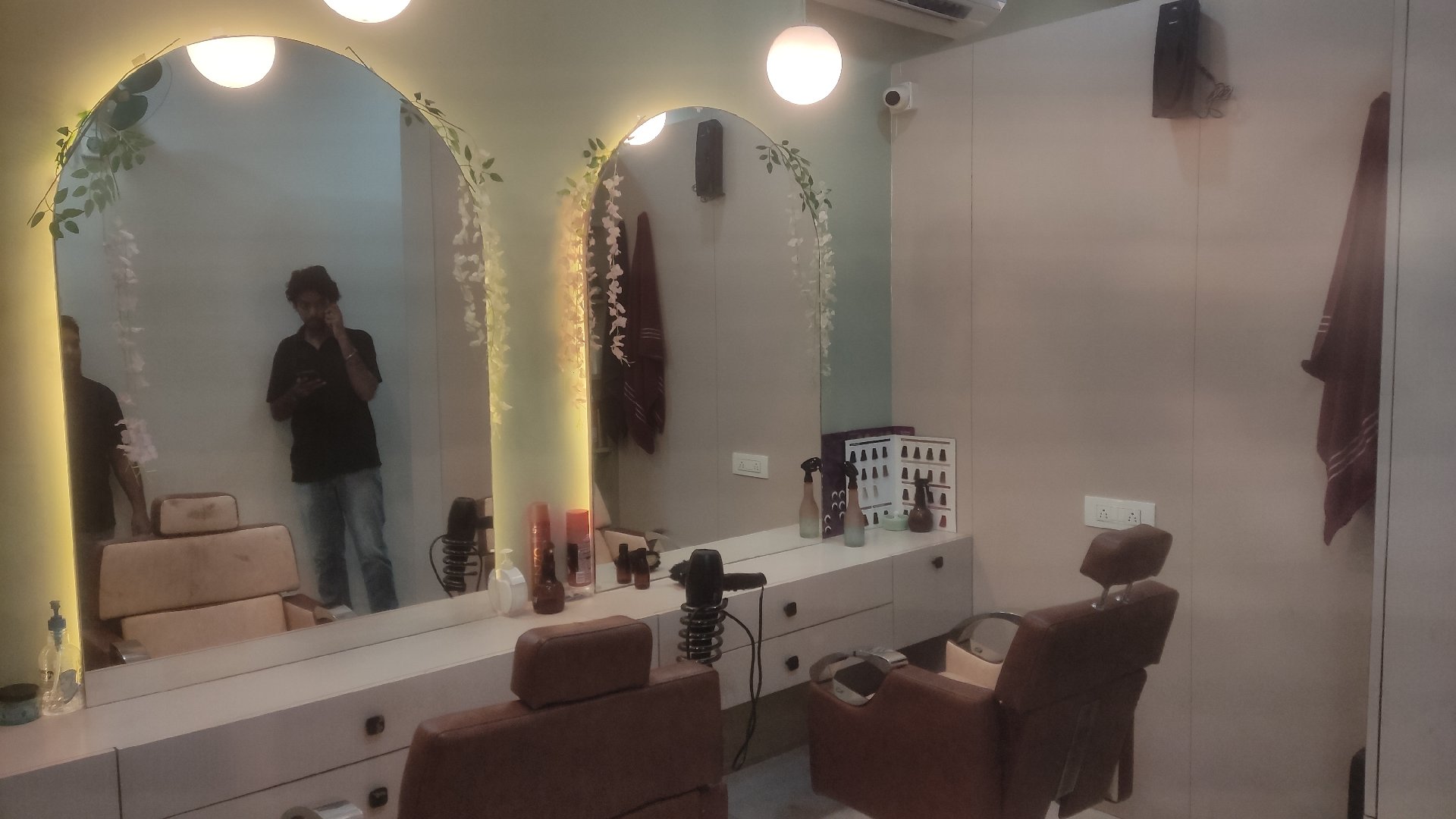 Hair Hub Unisex Saloon - Photo 2